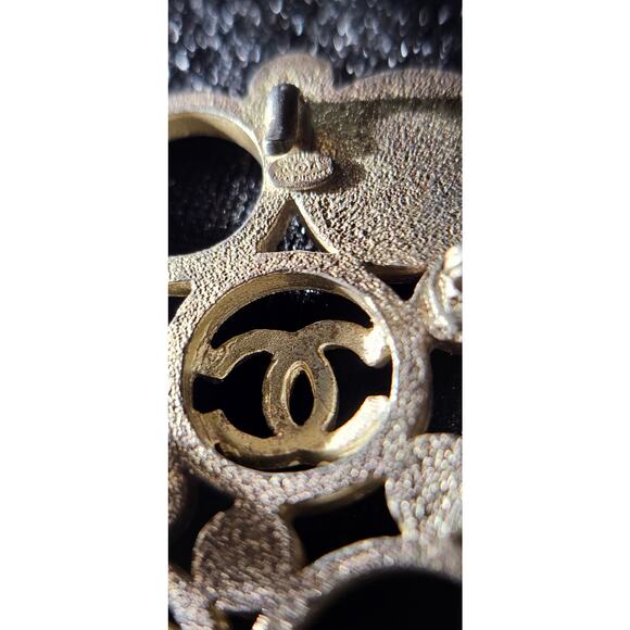 Vintage Chanel Metal Brooch with White Enamel CC Logos and Circular Detail - Picture 6 of 7